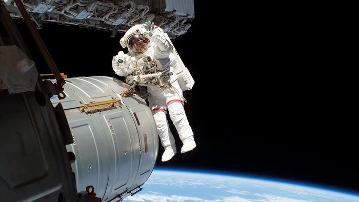 Special gloves of astronauts inadvertently create significant pressure on their fingers