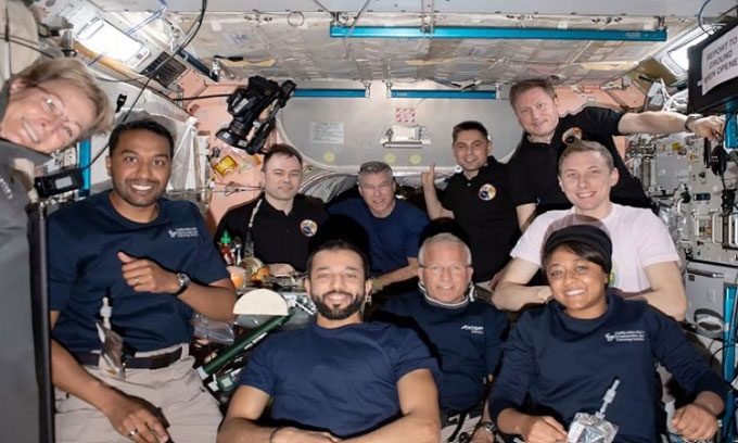 5 out of 6 Expedition 69 astronauts pose with the Ax-2 team from Axiom Space.