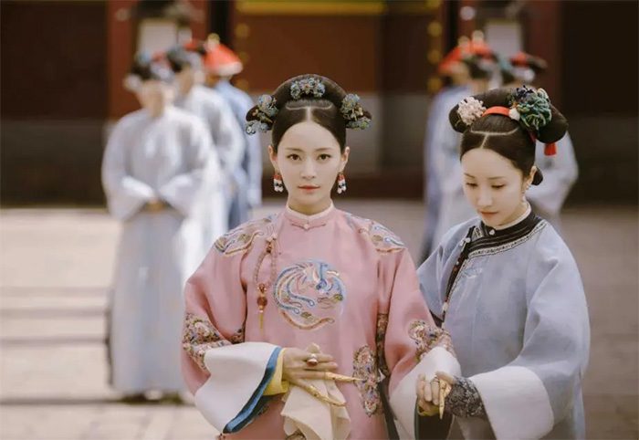 Manchu women feigned fragility to cater to the emperor's preferences.