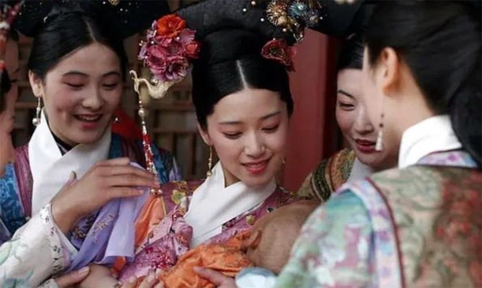 Concubines would hand their children over to wet nurses for care.