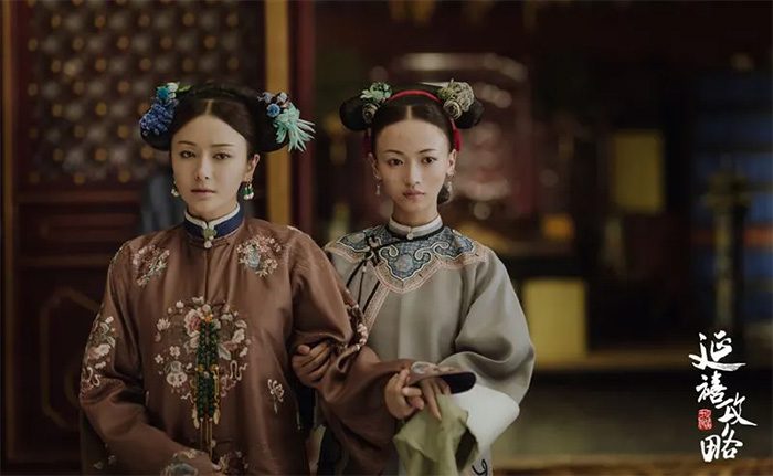 Concubines are escorted by palace maids and eunuchs.