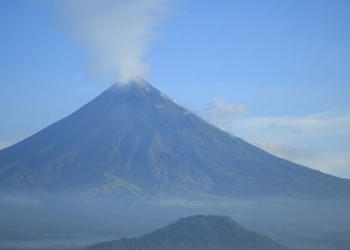 philippines volcano eruption dust and thousands of people must evacuate 128018