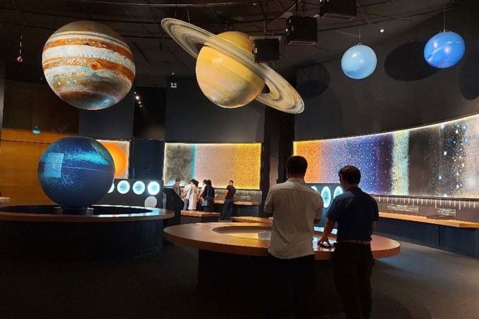 The simulation room focuses on three main themes: Earth and the Sun,