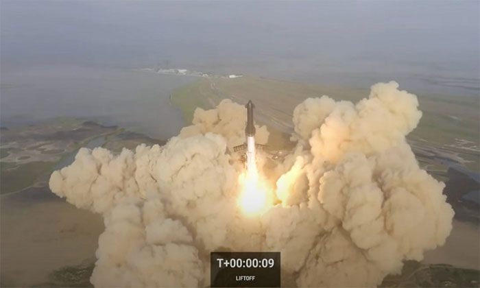 The Starship rocket departs from the launch pad.