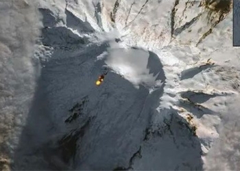 photo of a spectacular eruption from a volcano near the south pole 127791