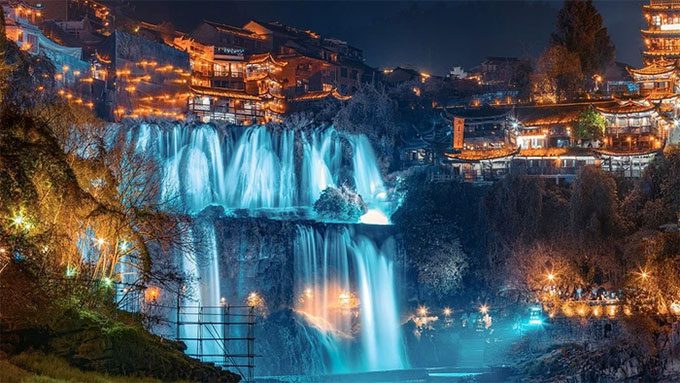 Fu Rong Town impresses tourists with its beautiful scenery.