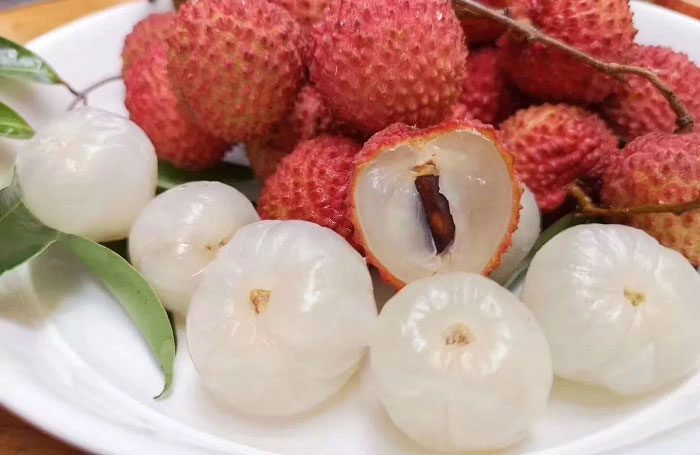 Pregnant women who want to eat lychee should consult a doctor due to its high sugar content.