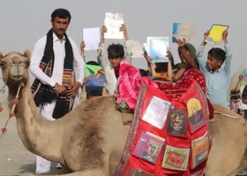 reading library books on back of lac da 128523