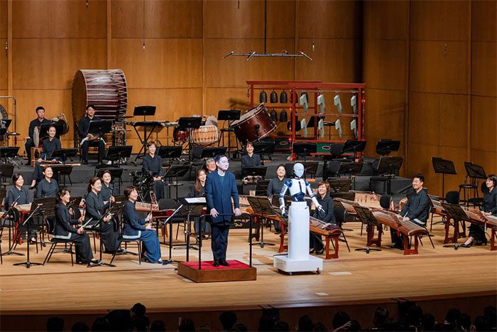 EveR 6 and conductor Choi Soo-yeoul.