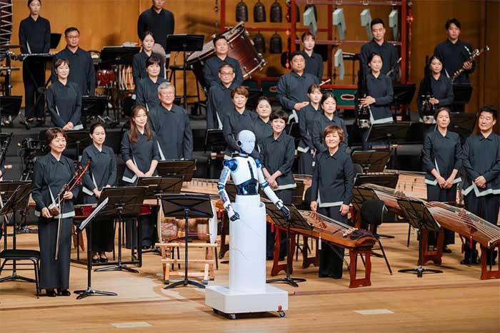 Robot EveR 6 conducts the symphony orchestra in Korea.