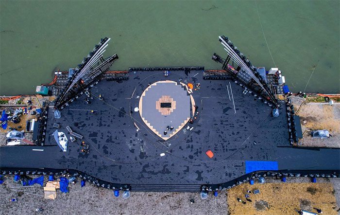 The stage measures 1,050 m², 62 m long, and 22 m wide.