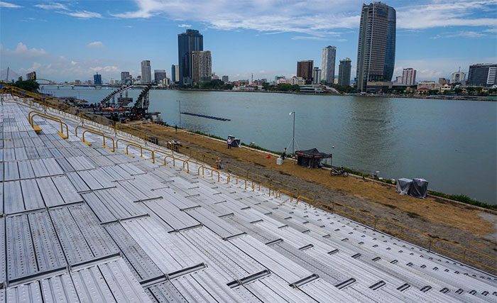 All grandstands face the Han River