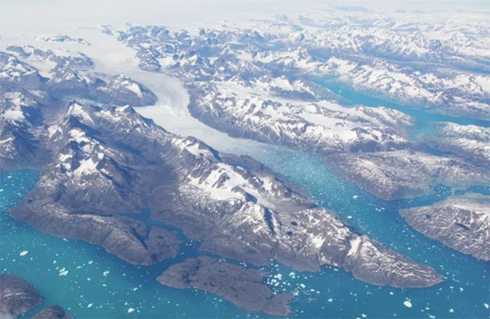 The rapid melting of ice at Steenstrup may be due to warm deep ocean currents