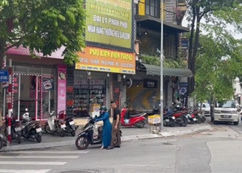 strange situation motorcycle cannot unlock smart lock many people have to push their bikes in hanoi 128215