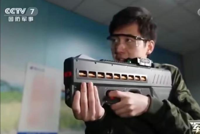 The new electromagnetic gun introduced on CCTV