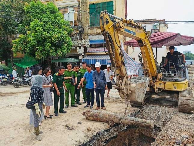 The cannon found during the road excavation