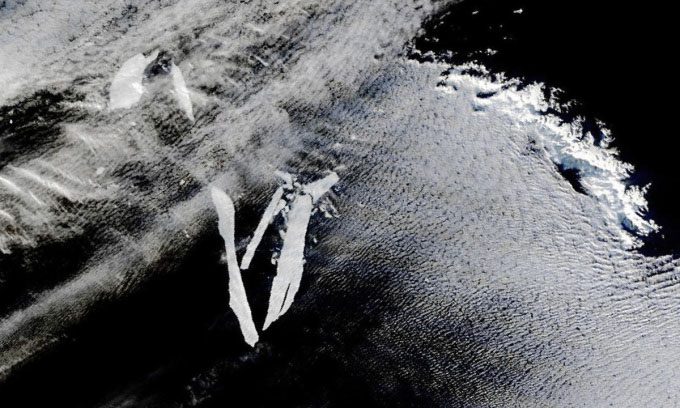 Broken pieces of the world's largest iceberg A-76A captured by NASA's Terra satellite