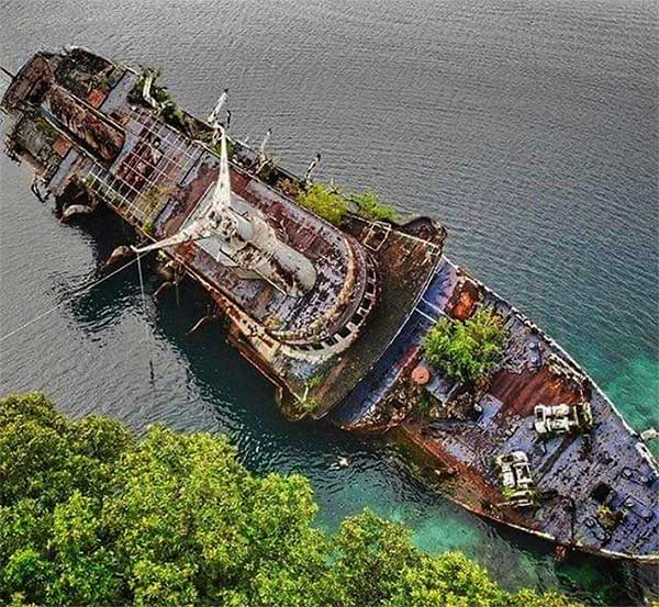 The failed salvage operation turned the World Discoverer into a wreck.