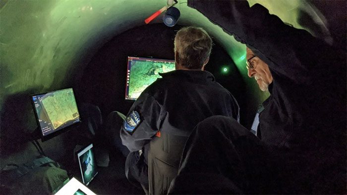The submarine is constructed from carbon fiber, significantly reducing weight.