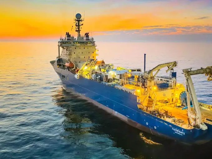 Deep-sea research vessel