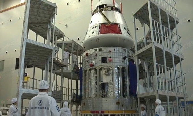 China's reusable spacecraft will land humans on the Moon.
