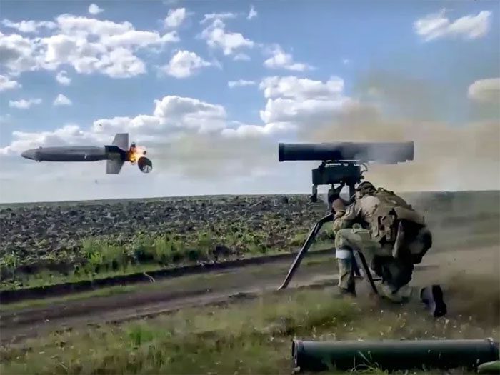 Russian soldiers using Kornet missiles.