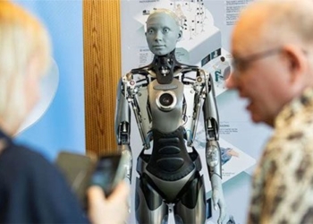 the first press conference between humans and robots 128540