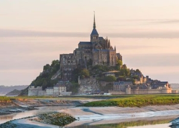 the holy cathedral 1 000 years old rising in the middle of the sea only 1km2 can accommodate 5000 visitors for tourism 128843