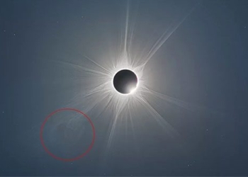 the moment the sun is protected in the rareest eclipse 127252