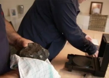 the stone angel fell from the sky and hit the house of the man laughing loudly because of the 5 billion dong wife 128300
