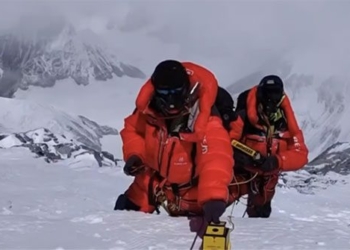 the true thickness of the snow layer on the top of everest is how much 128595