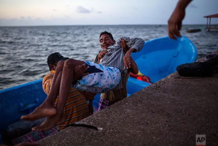 A diver being brought to the dock after being transported by boat to Puerto Lempira