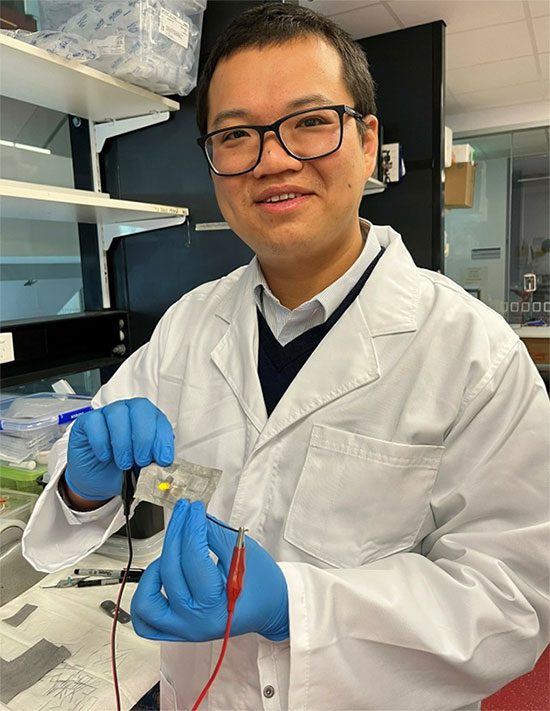 Dr. Truong Vi Khanh introduces the metal-coated fabric.