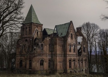 top 10 abandoned houses famous worldwide 127640