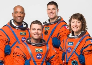 training schedule of 4 astronauts preparing to fly to the moon 128889