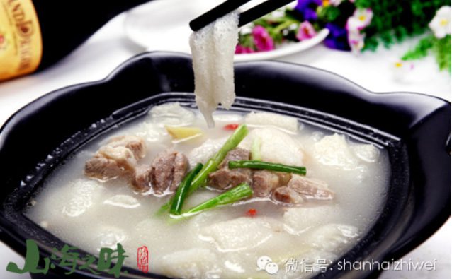 Bamboo mushrooms are the main ingredient in the royal dish known as "Bamboo and Lotus Dish." 