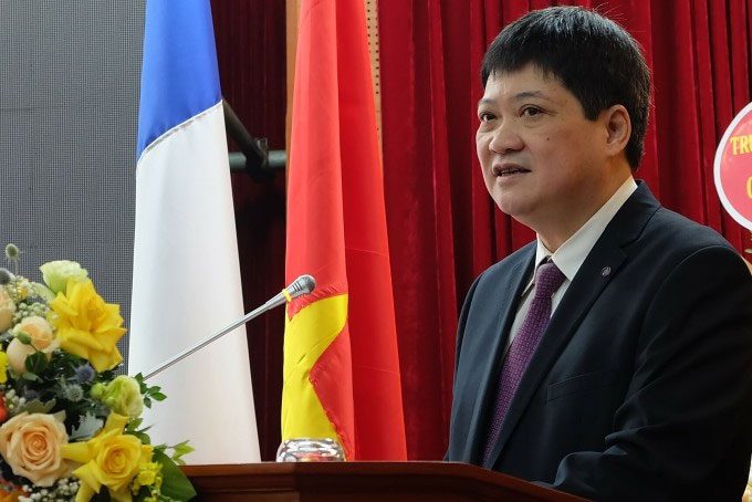 Dr. Bùi Trọng Tuyên reports on the operation status of VNREDSat-1.