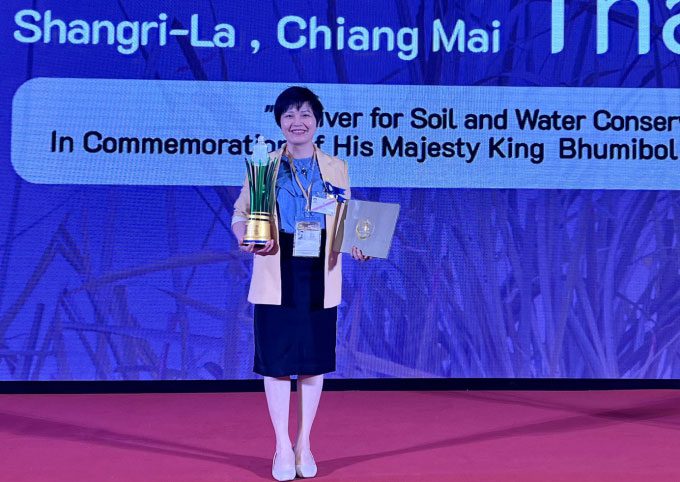 Dr. Ngo Thi Thuy Huong receiving the award in Thailand.