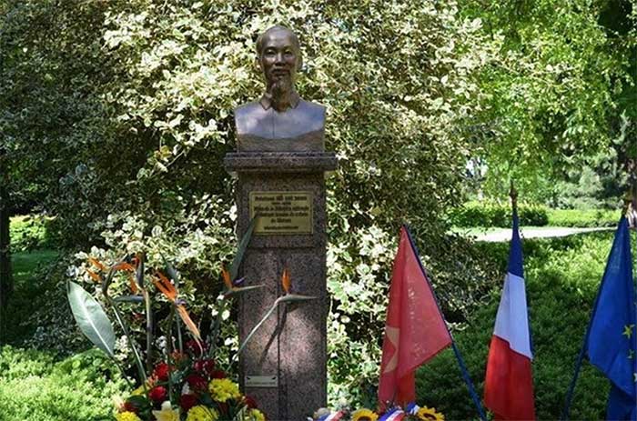 Ho Chi Minh statue in France inaugurated in 2005