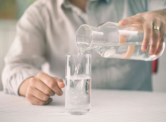 People who drink less water are at higher risk of aging faster