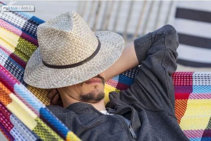 Short naps of about 30 minutes can improve work efficiency.
