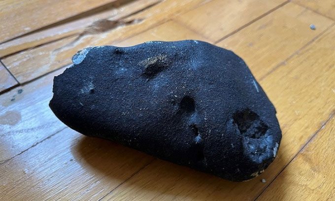 The object is likely a meteorite measuring 10 x 15 cm.