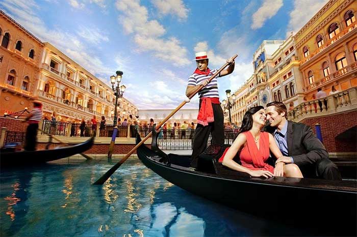Thanks to the surrounding water, Venice has a unique advantage over neighboring cities.