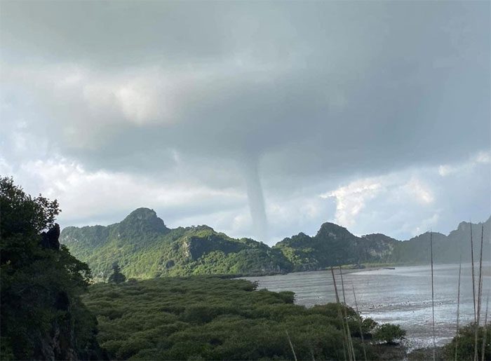 Waterspout phenomenon in the sea area of Xuân Đám from a distance.