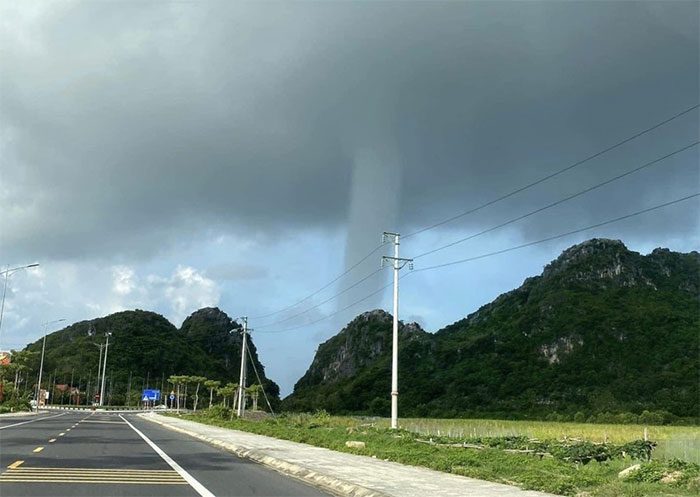Waterspout spotted in the sea area of Xuân Đám Commune, Cát Hải District, Hai Phong.