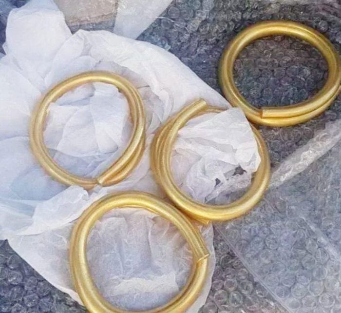 4 solid gold rings weighing up to 4 kg.