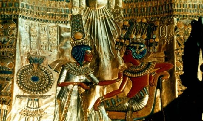 Carving of King Tut and Pharaoh Ankhesenamun.