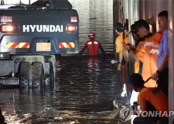 water pump 60 000 tons sinking like a waterfall into the grave in an instant 128686