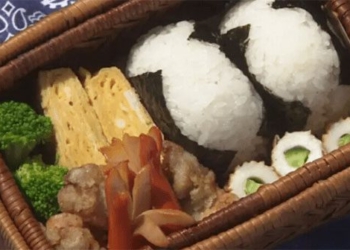 why japanese people like eating bento even eat hot foods 127972