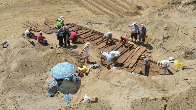 A part of the Roman ghost ship gradually revealed during the excavation in Serbia
